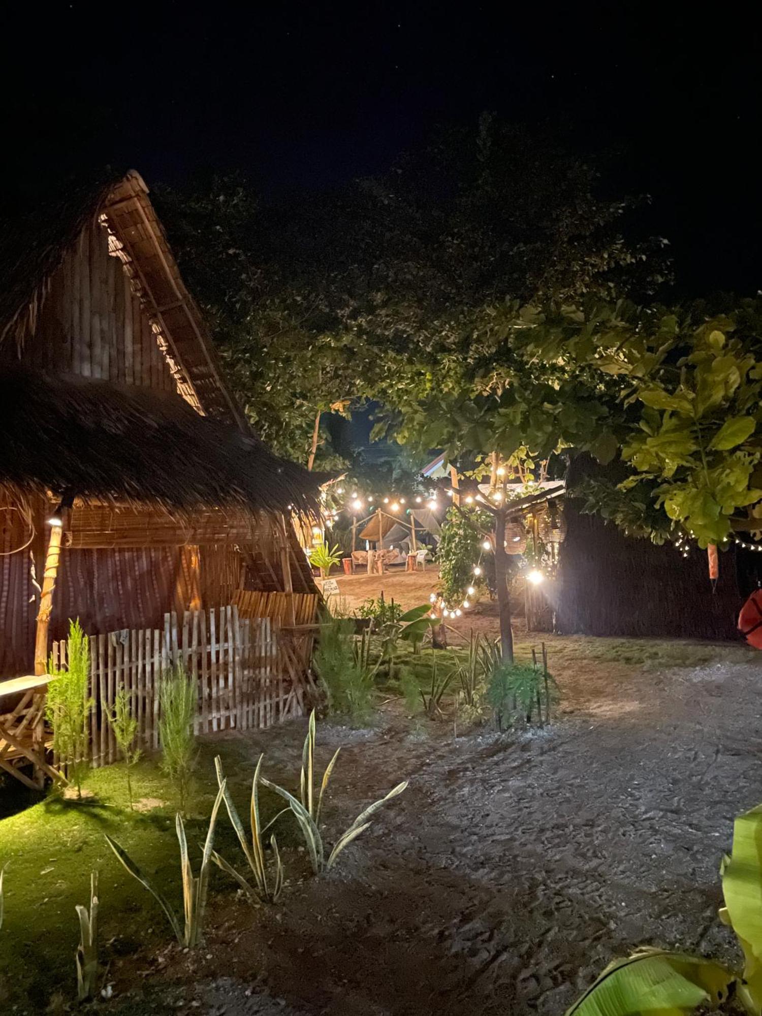 Tribal Huts Community Hostel Daanbantayan Kültér fotó