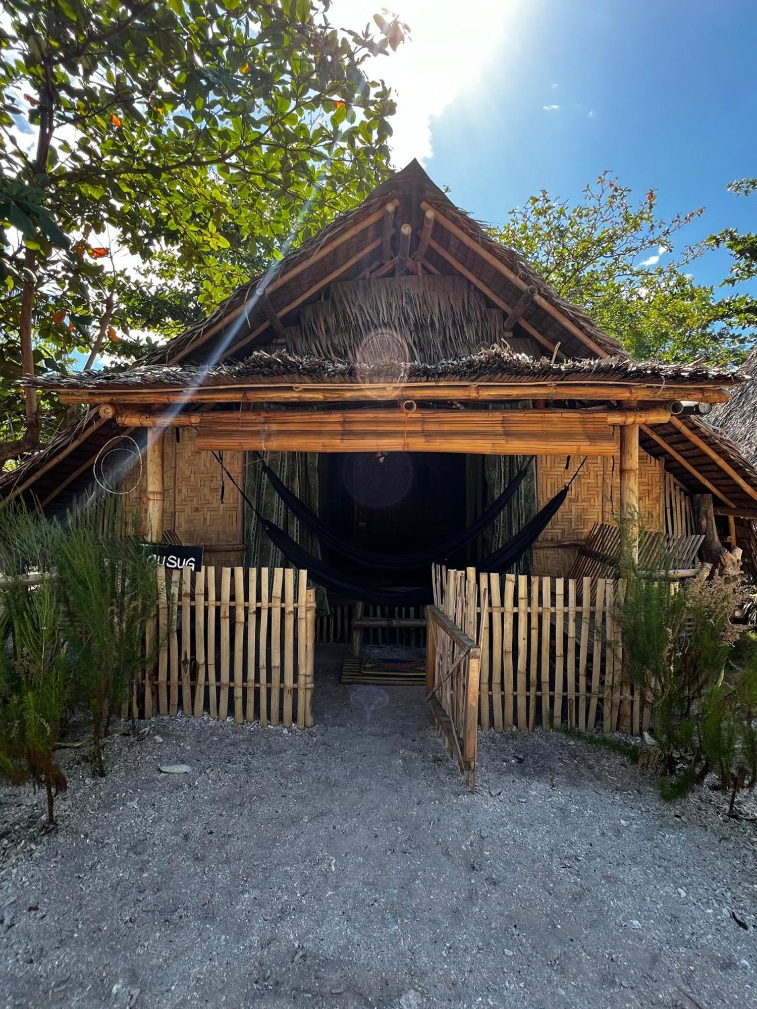 Tribal Huts Community Hostel Daanbantayan Kültér fotó